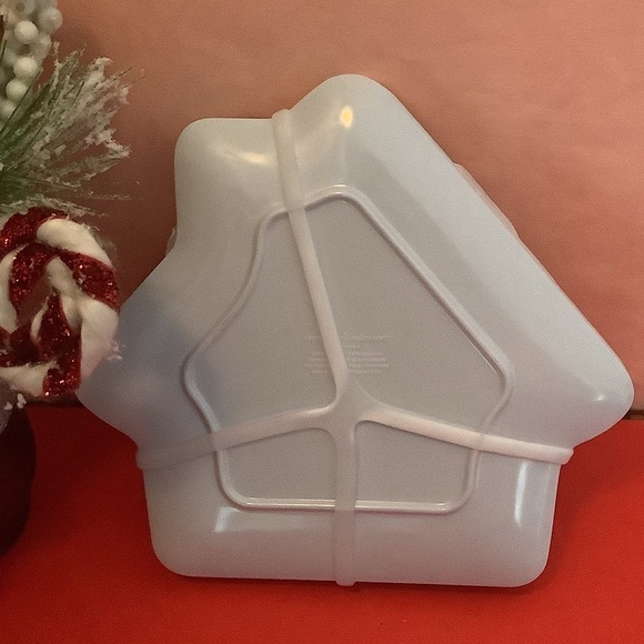 Cupcakes & Cashmere Gingerbread House Melamine Snack Plates 4 pc. New - Picture 2 of 3